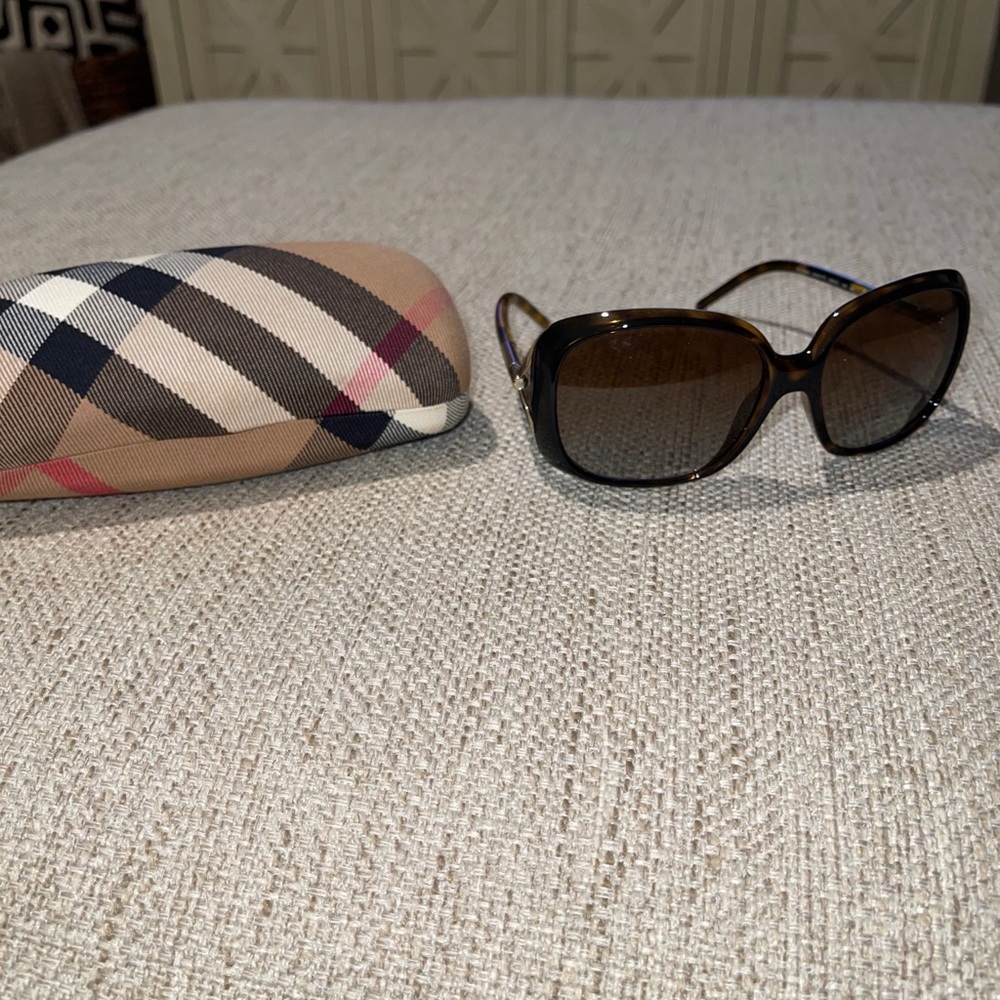 Burberry Authentic designer Sunglasses/shades